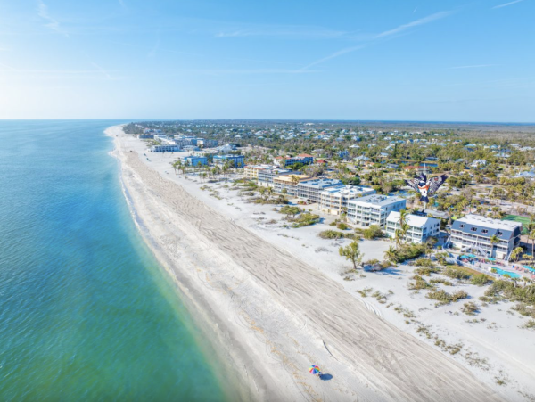 Intimate 4 unit beachfront complex